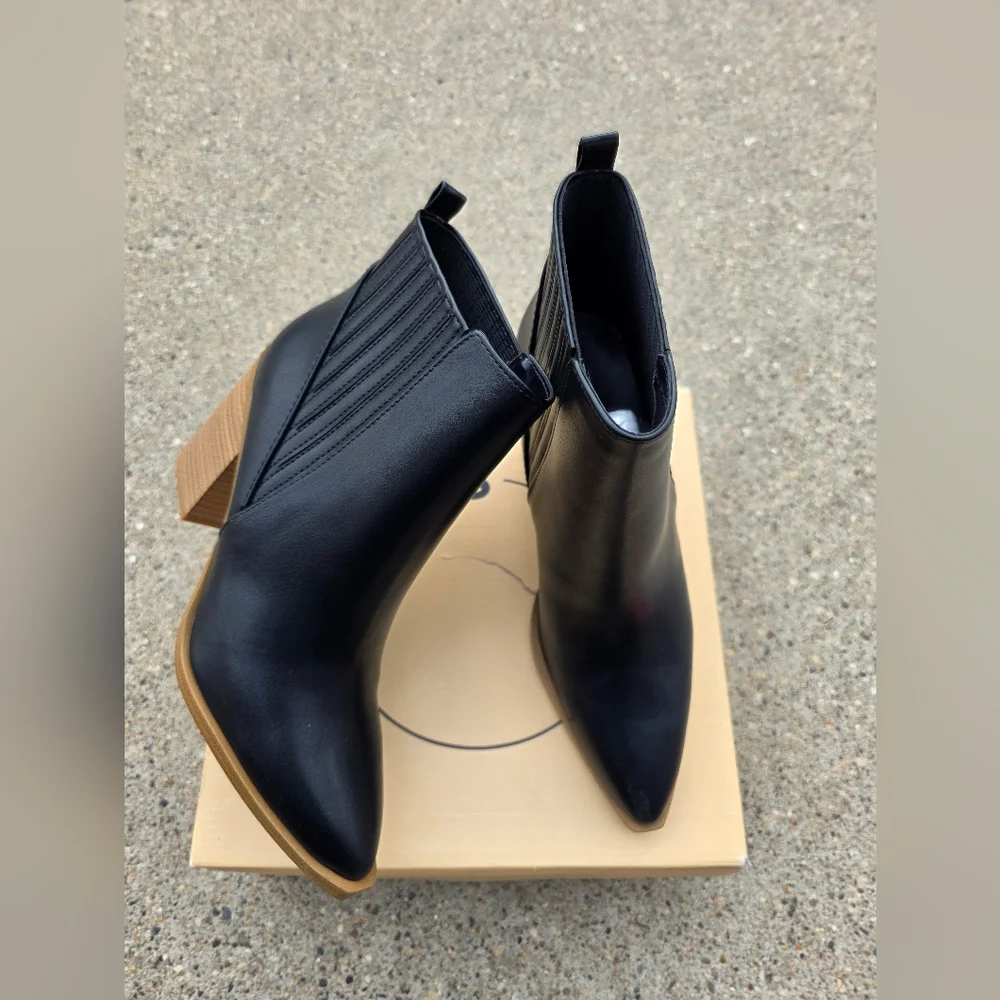 Soda Classic Black Ankle Boot with Stacked Heel - Women Size 7.5